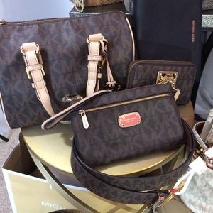 👜LIKE NEWSignature MK Brown Cream wristlet wallet